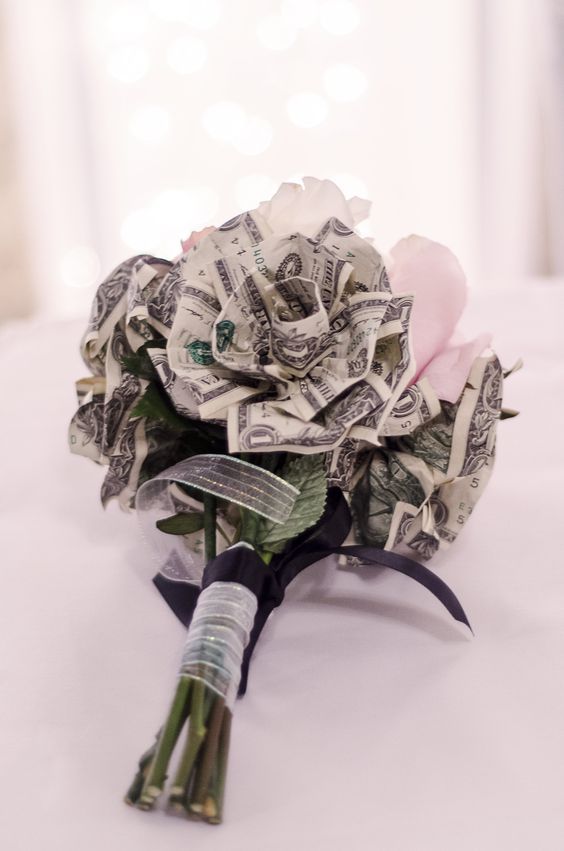 букет роз из денежных купюр