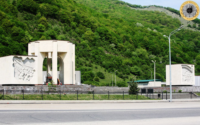 Мемориал на окраине Карачаевска