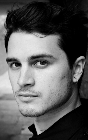 Майкл Маларки (Michael Malarkey) играет Энзо в телесериале  "Дневники вампира" (The Vampire Diaries).