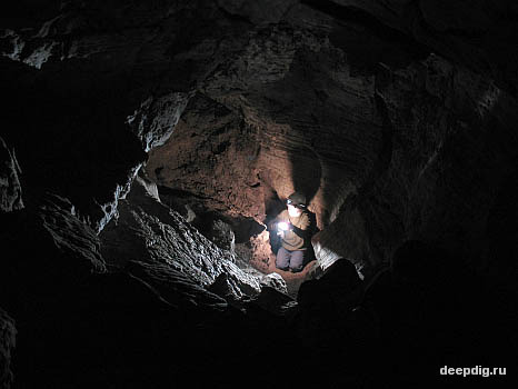 Спелеолог в пещере