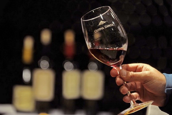 Хорошее вино помогает. Умеренное потребление вина. Вино помогает. Картинки вино помогает работе. Вино помогает когда.