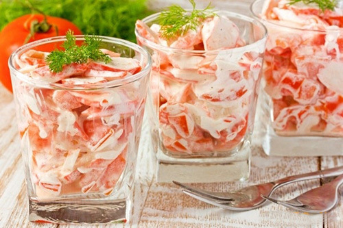 Салат из крабовых палочек и помидоров в стаканах
