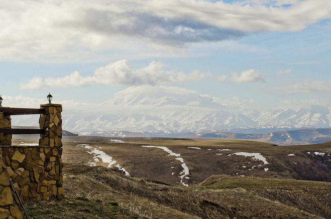 Вид на  красавец Эльбрус с перевала Кум Баши