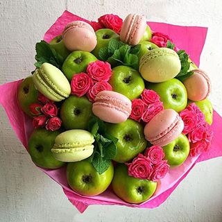 букет из фруктов и сладостей в подарок женщине