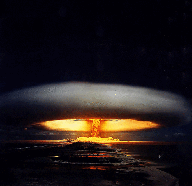Хочу ядерную войну. Ядерный гриб. Взрыв атомной бомбы. Ядерный гриб в городе.