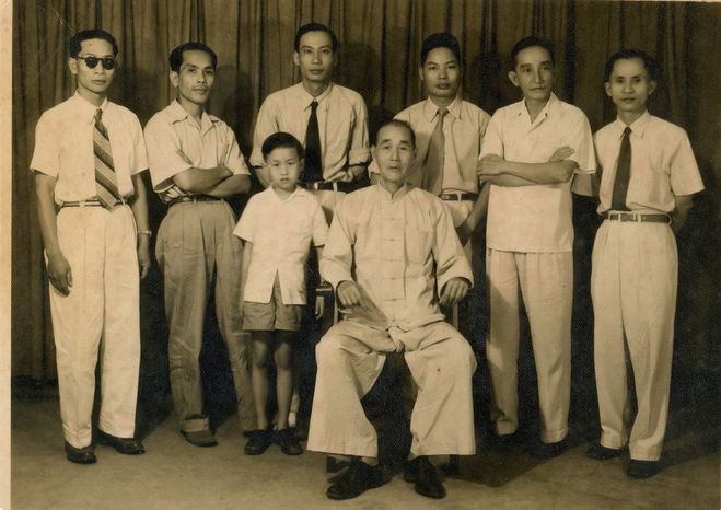 Мастер Тэ Конг в преклонном возрасте со своими учениками