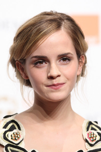 Да данный момент (17 марта 2015) стало известно, что фильм Красавица и чудовище (Beauty and the Beast) с Эммой Уотсон (Emma Watson) выйдет на экраны уже в 2017 году. Так, что придётся подождать ещё 2 годика.