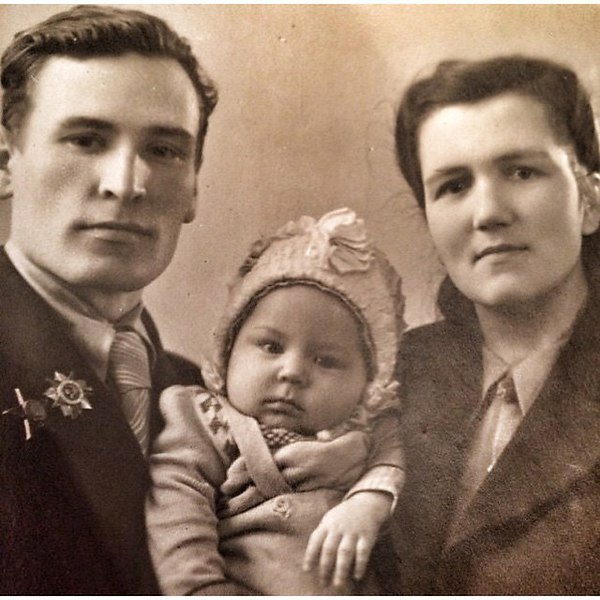 Сергей Шнуров с родителями в детстве