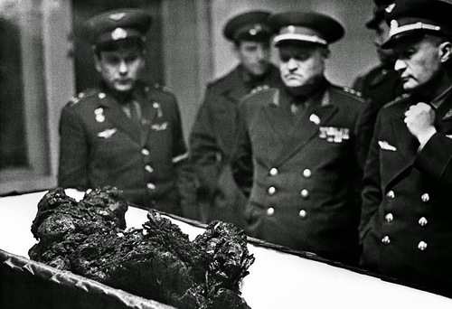 Останки космонавта Комарова в открытом гробу