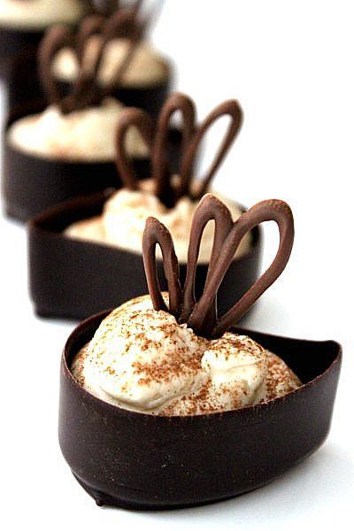 десерт в шоколадной формочке
