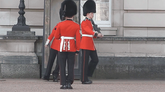 охрана Букингемского дворца