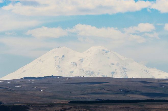 Вид на Красавец Эльбрус из парка Кисловодска