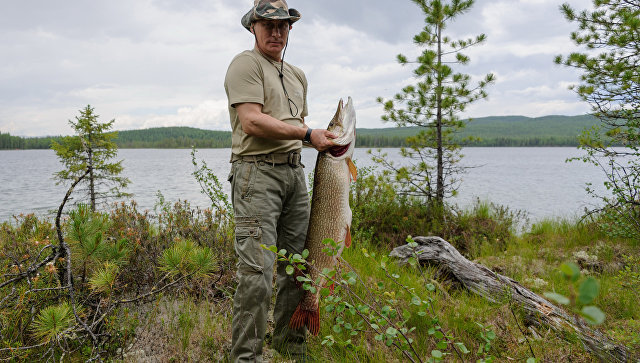 Путин на рыбалке с уловом, щука