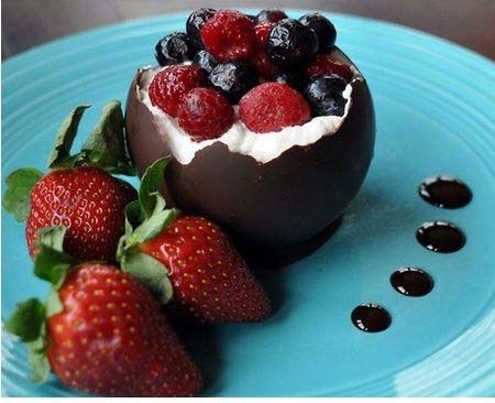 ягодный десерт в шоколадной чашечке