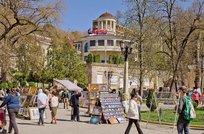 Центральный вход в парк. Вид на санаторий Факел.