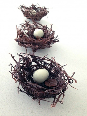 Шоколадные гнезда - украшение на Пасху
