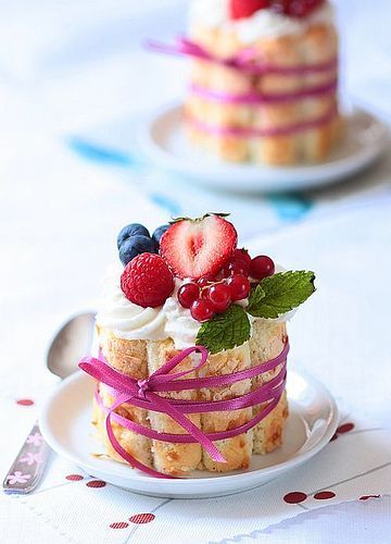 фруктово-ягодный десерт с палочками Савоярди