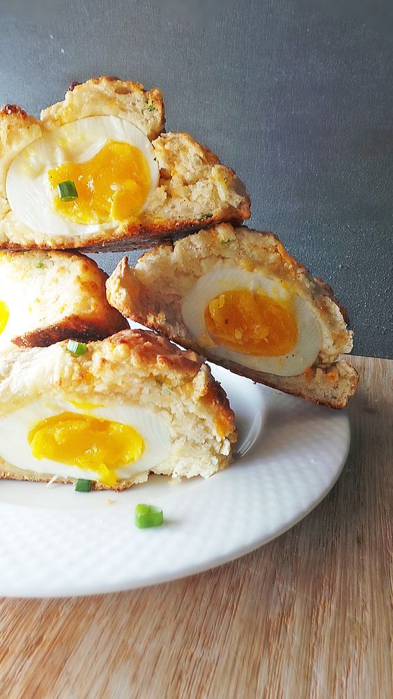 Яйца, запеченные в бисквите