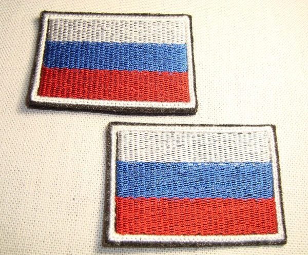 аппликация на бумаге с российским флагом из ткани