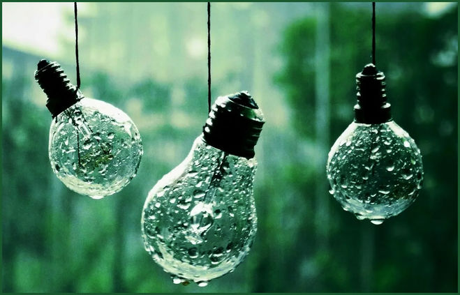 Три лампочки с каплями дождя